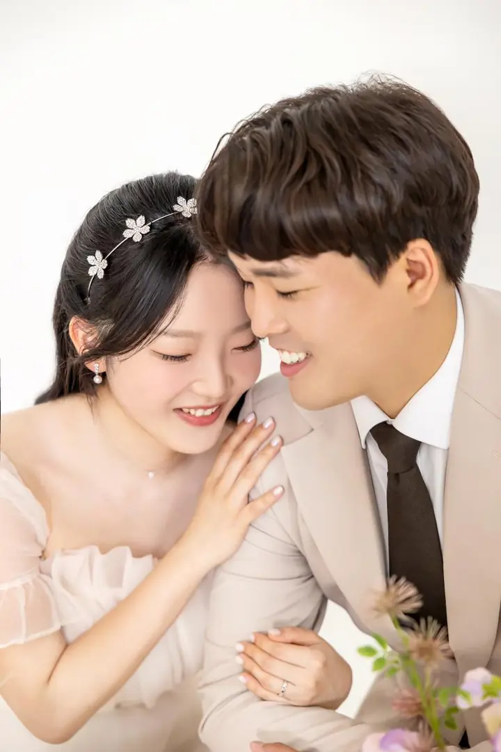 뺨을 맞대고 다정하게 웃는 지호와 사샤