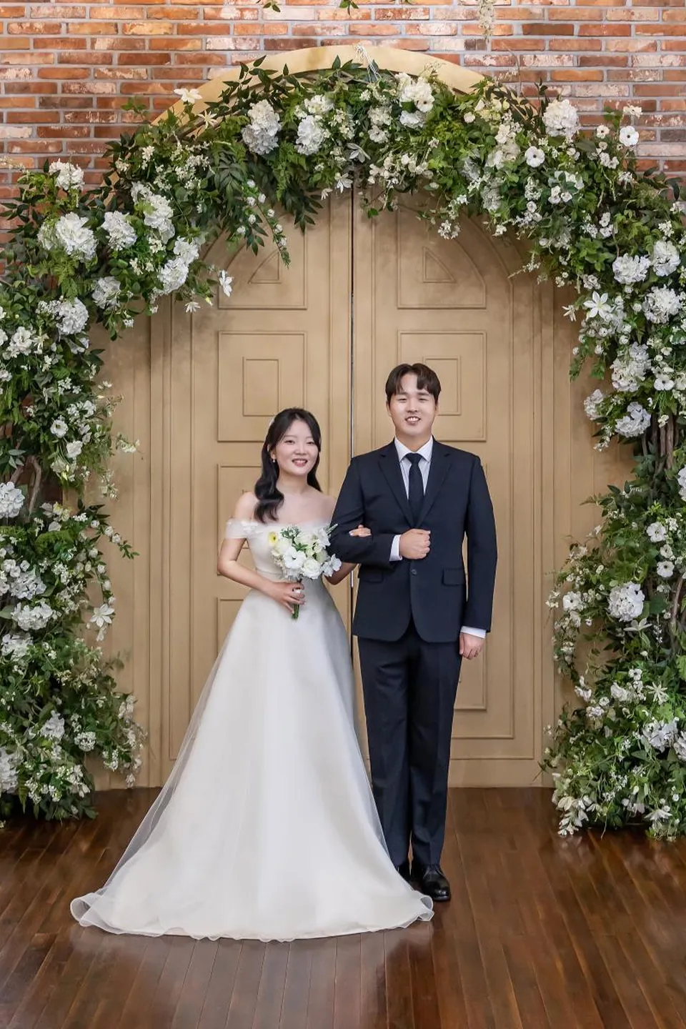 꽃 아치 문 앞에 나란히 선 지호와 사샤