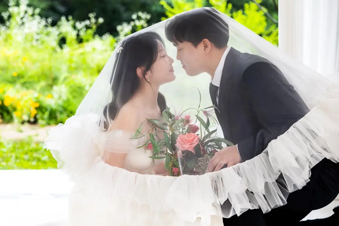 베일 아래 마주 보는 두 사람