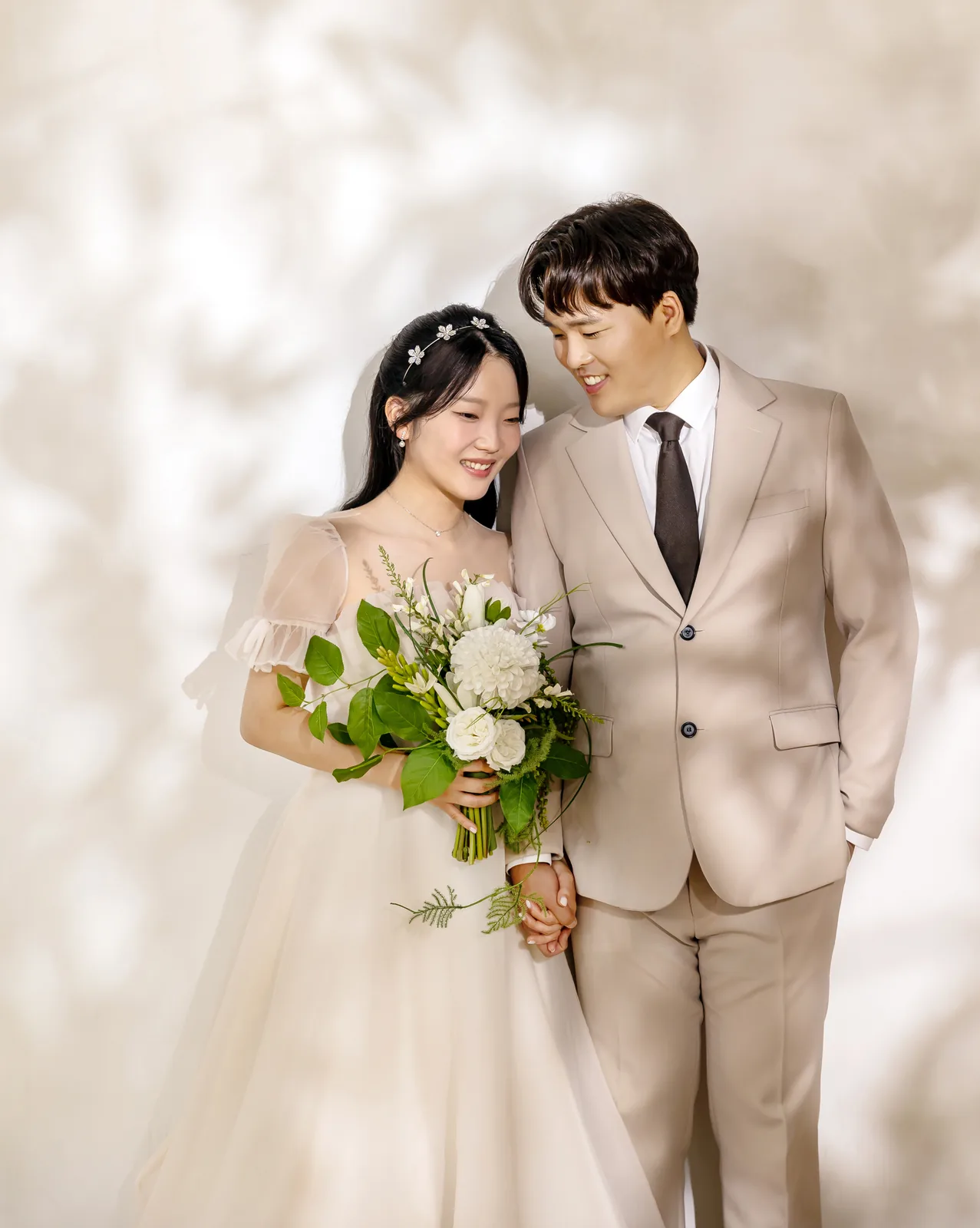 햇살 그림자 벽 앞에서 다정히 선 두 사람