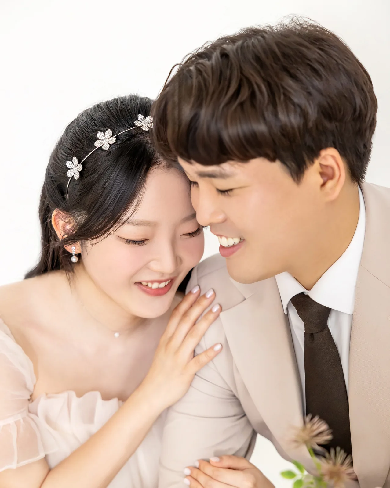뺨을 맞대고 웃는 두 사람