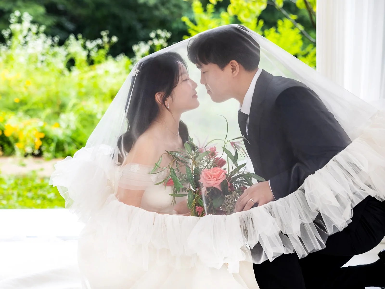 베일 아래 마주 보는 두 사람